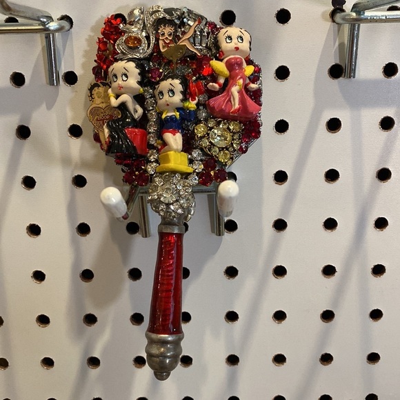Betty Boop “Boop Boop Bee Do” Small 3” Hand Mirror. $48. One of a kind - Picture 3 of 6